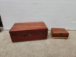 lot 34 image: Selection of 2 wooden keepsake boxes - Lane Cedar chest (Sweetwater, Tx) and Petersens Rock Garden souvenir