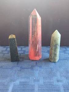 lot 170 image: Selection of 3 meditation Obelisk quartz towers - Cherry quartz, labradorite, and pyrite