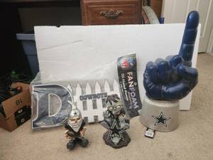 lot 195 image: Selection of Dallas Cowboys collectibles