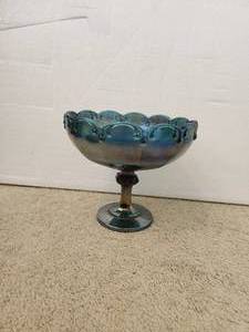 lot 167 image: Vintage iridescent blue carnival glass pedestal bowl