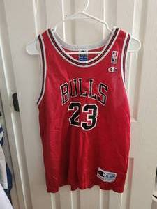 lot 177 image: Chicago Bulls - Michael Jordan #23 - Champion basketball jersey - Youth