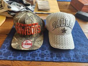 lot 106 image: Selection of 2 Dallas Cowboy hats