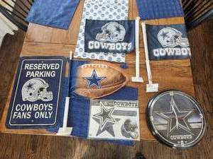 lot 143 image: Selection of Dallas Cowboy collectibles - car flags