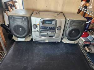lot 206 image: Philips Magnavox portable CDcassette player and stereo system with removable speakers