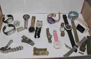 lot 22 image: Misc Watch lot (parts)