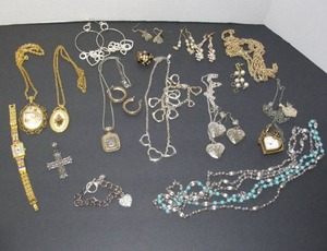 lot 30 image: JEWELRY LOT (mixed)