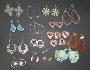 lot 45 image: Jewelry- Earring Lot
