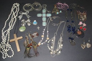 lot 84 image: Jewelry lot- misc