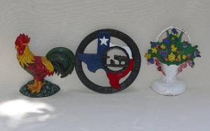 lot 89 image: Vintage Cast Iron doorstops and cast iron trivet