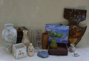 lot 90 image: Misc lot of glass decorative pieces