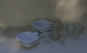 lot 92 image: Misc glass kitchen lot- includes pyrex pieces