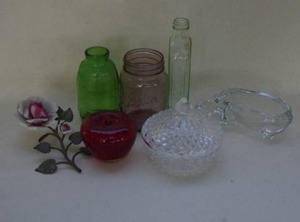 lot 94 image: Decorative vintage glass pieces