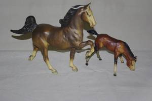 lot 110 image: Vintage Breyer Jumping Horse and Grazing Foal