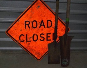 lot 119 image: Road Closed metal sign and 2 shovels