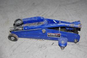lot 122 image: Floor jack