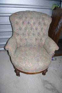 lot 128 image: ANTIQUE Victorian-style tufted armchairmatches lot 17