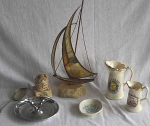 lot 143 image: Misc vintage pieces featuring art deco chrome Pincherette ashtray, and other signed pieces