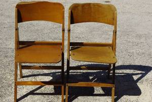 lot 166 image: 2 Vintage wooden folding chairs