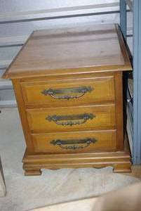 lot 173 image: Vintage wooden 3 drawer nightstand or end table