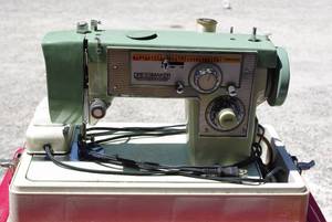 lot 177 image: Vintage green Dressmaker S-2400 zigzag sewing machine with portable case