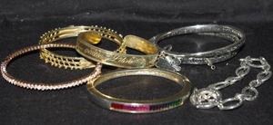 lot 184 image: 7 bracelets