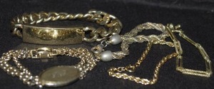 lot 185 image: 5 gold toned bracelets