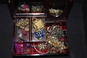 lot 189 image: Vintage jewelry box with jewelry