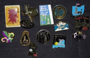 lot 190 image: Vintage Desk and Derrick pins (14 pins)