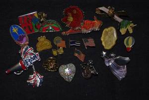 lot 192 image: Vintage pins
