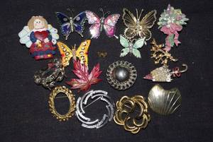 lot 193 image: Vintage pins