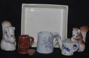 lot 196 image: Vintage squirrel salt and pepper shakers and miniature pitchers
