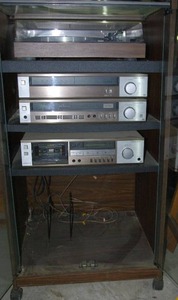 lot 199 image: Vintage Realistic stereo set in rolling cart