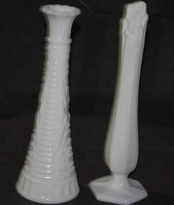 lot 266 image: Vintage milk glass vases