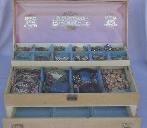 lot 292 image: Vintage jewelry and jewelry box
