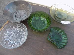 lot 97 image: Green Art shell dish, green bowl, chip n dip set plus