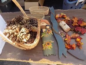 lot 108 image: Fall dcor and baskets