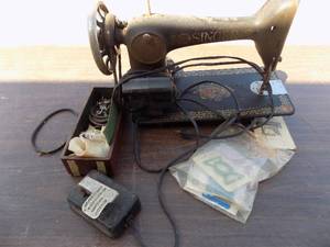 lot 109 image: Vintage singer sewing machine model 15. 011910