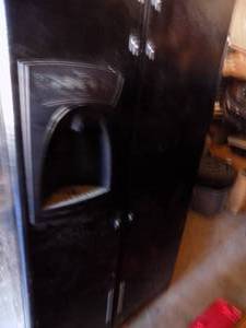 lot 32 image: Amana Side by side fridge color black