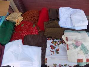 lot 199 image: Linens table clothes and placemats