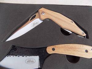 lot 242 image: KENTUCKY  CUTLERY 2 PC  KNIFE SET- NIB