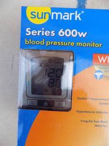 lot 244 image: SUNMARK  SERIES 600WBlood Pressure monitor NIB