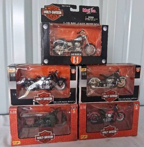 lot 2 image: Selection of 5 Maisto 118 Scale Harley Davidson Motorcycles