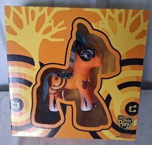 lot 37 image: My Little Pony G3 Art Pony Figure 2008