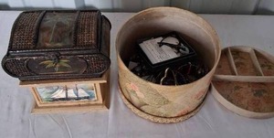 lot 174 image: Selection of Jewelry and Trinket Boxes with some Jewelry