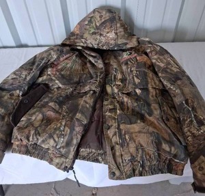 lot 179 image: 2XL  Mossy Oak Camo Hooded Jacket