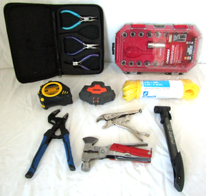lot 513 image: Assorted hand tools as shown