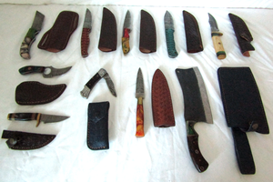 lot 576 image: NEW genuine Damascus steel blade knives with leather sheaths (Bid is times the quantity of 10)
