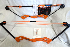 lot 537 image: Valiant youth archery apprentice compound bows 15 lbs draw (Bid is times the quantity of 2)