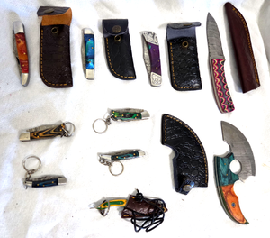 lot 558 image: NEW genuine Damascus steel blade knives with leather sheaths (Bid is times the quantity of 10)