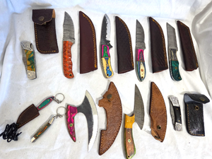 lot 562 image: NEW genuine Damascus steel blade knives with leather sheaths (Bid is times the quantity of 10)